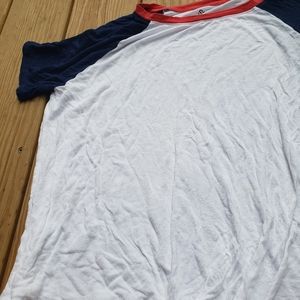 L White shirt sleeved tee